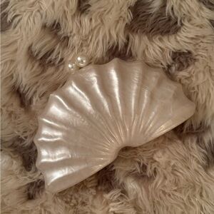 Elegant Cream Shell Clutch